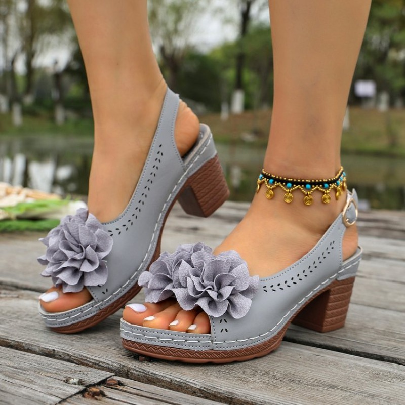 Vintage And Modern Fashion - รองเท้าส้นสูงแบบเปิดนิ้วเท้าประดับดอกไม้สไตล์วินเทจสำหรับผู้หญิง ฤดูร้อน 2026 รองเท้าส้นตึกสูงหนาพร้อมสายรัดด้านหลัง