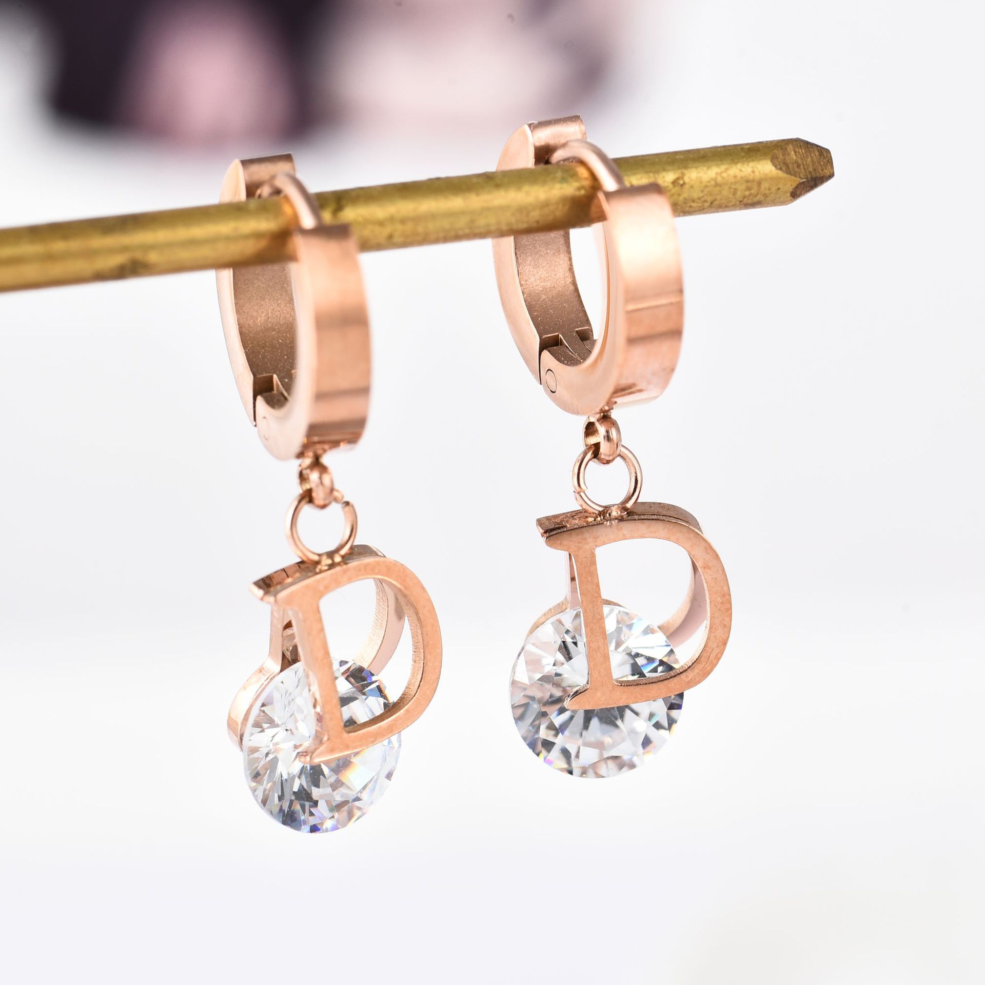 Vintage Fashion Jewelry Brands - ต่างหูคริสตัลตัวหนังสือรูปตัว D หรูหราสไตล์วินเทจสำหรับผู้หญิงทำจากสเตนเลสสตีลของขวัญเครื่องประดับแฟชั่นแบรนด์ต่างหูเม็ดกลมละเอียดอ่อนขนาดเล็ก