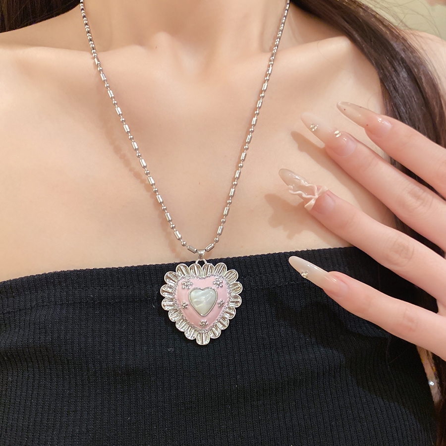 Vintage Fashion Center - สร้อยคอรูปหัวใจเคลือบสีชมพูสไตล์เรโทรสุดหรู โทนสีเงิน ดีไซน์ขอบเปลือกหอย ประดับเปลือกหอย ขอบหยัก สวยหรู