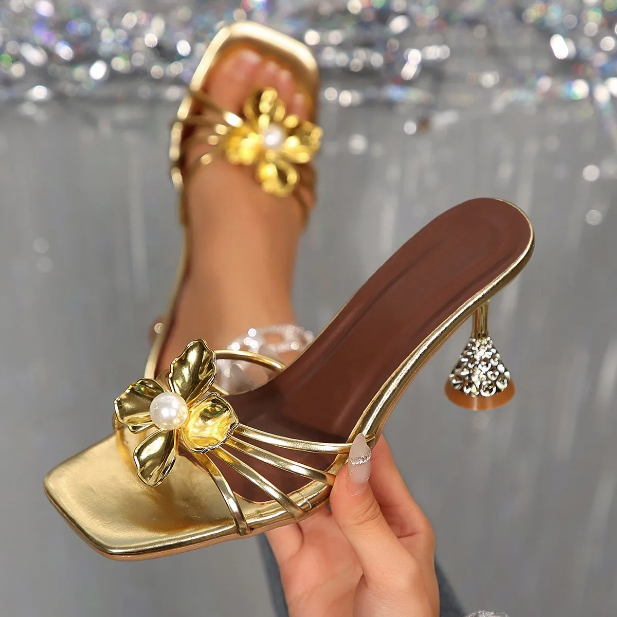 Vintage And Modern Fashion - รองเท้าส้นกรวยคริสตัลประดับดอกไม้โลหะสไตล์วินเทจ รองเท้าแตะรัดส้นประดับมุกหัวเหลี่ยมสำหรับฤดูร้อน สีทอง ไซส์ใหญ่พิเศษสำหรับผู้หญิง 35-43 แบบสวม