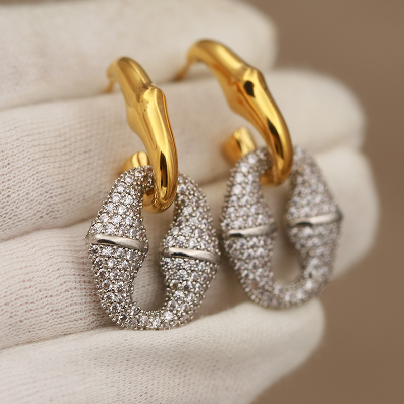 Vintage Fashion Jewelry Brands - ต่างหูแบบติดหูทรงเรขาคณิตแบบกลวง วินเทจ ทำจากโลหะสแตนเลส 316L คลาสสิก ประดับคริสตัลเต็มตัว