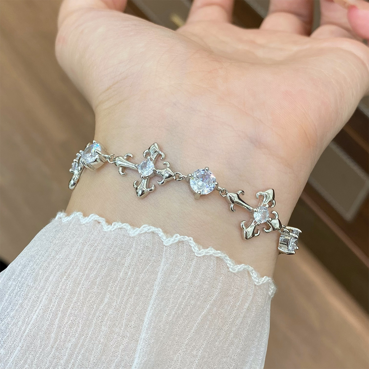 สร้อยข้อมือและเครื่องประดับมือ - Vintage Fashion Tiktok บทวิจารณ์และราคา