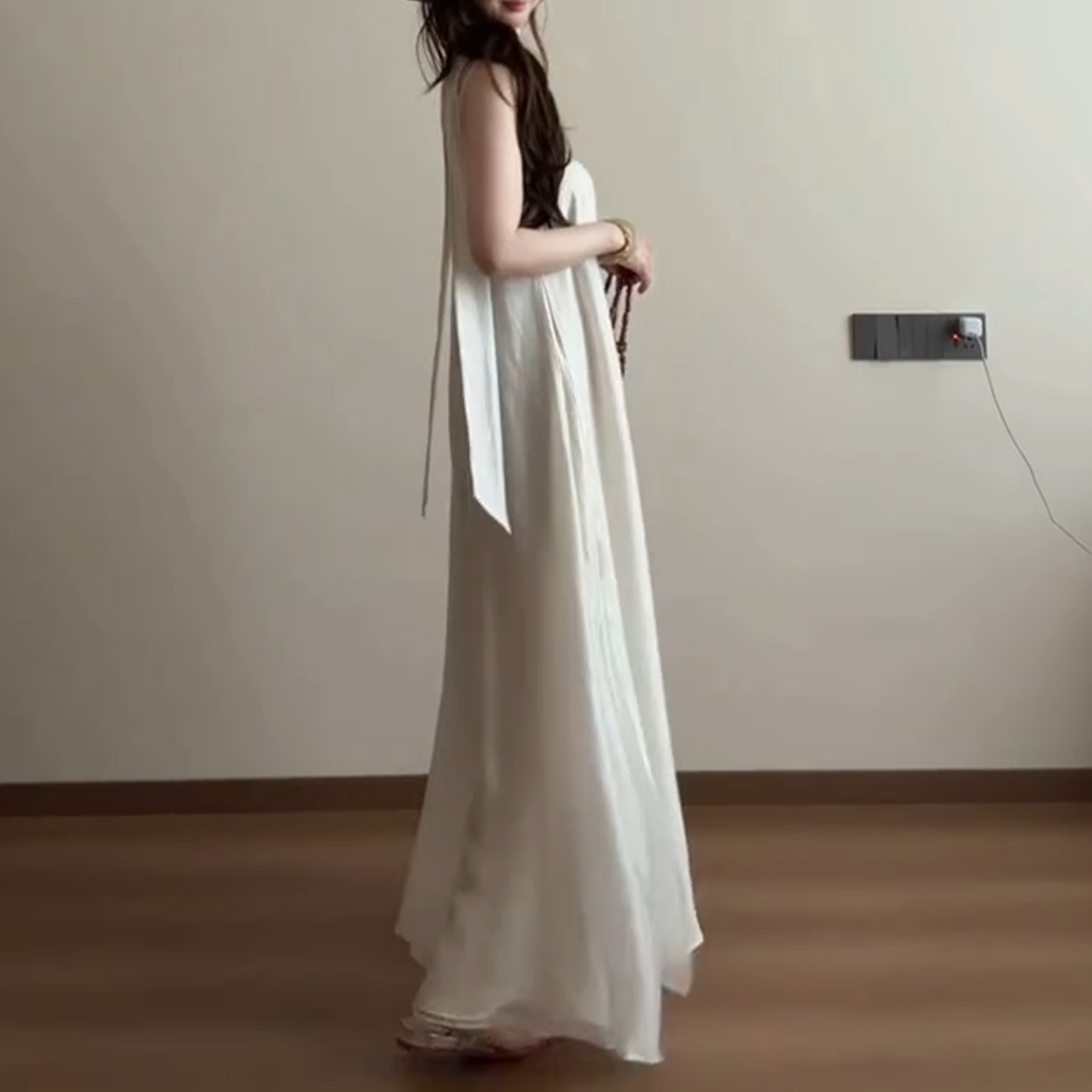 ชุดเดรสยาวสายเดี่ยวสีขาวสไตล์ว - Vintage Fashion Tiktok บทวิจารณ์และราคา