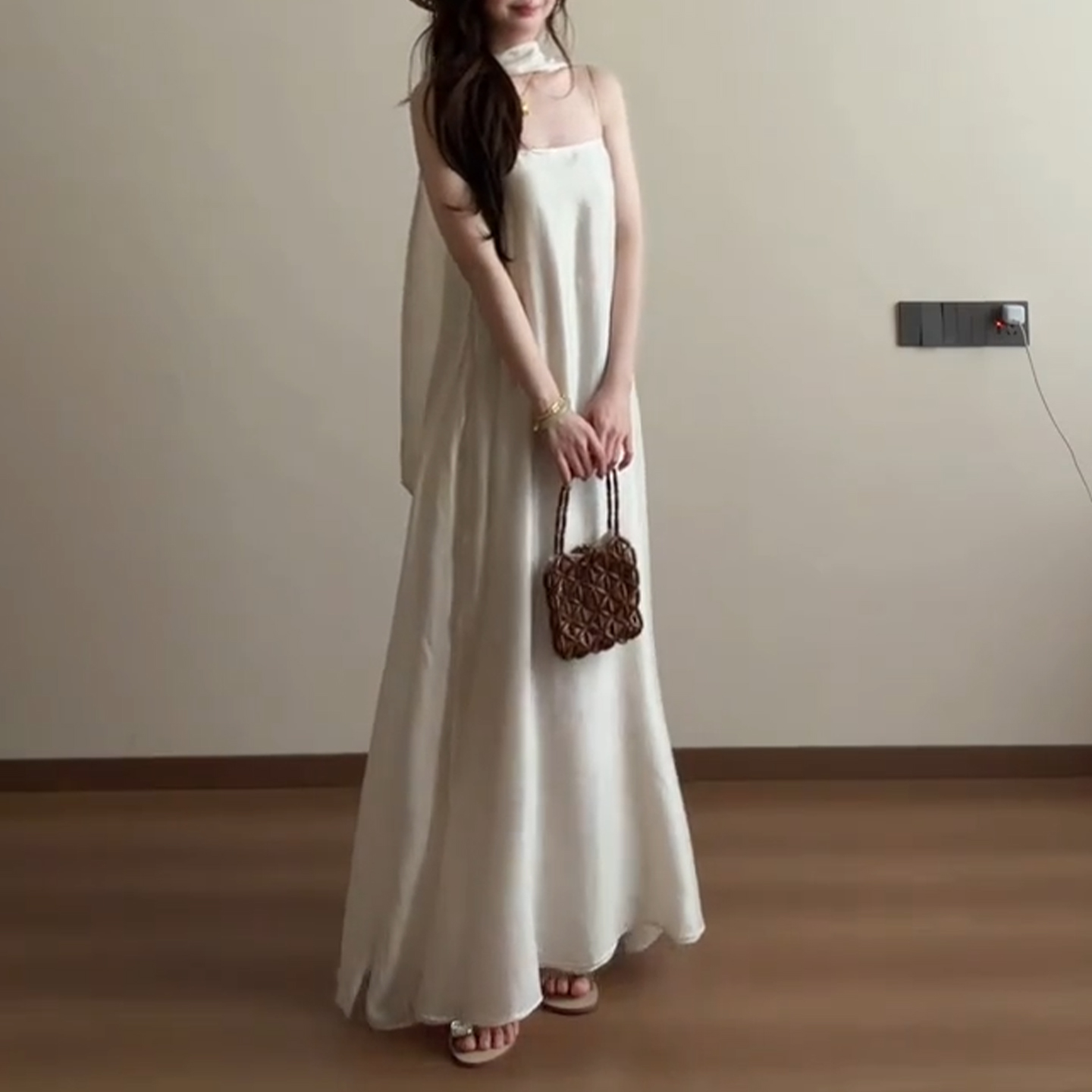 ชุดเดรสยาวสายเดี่ยวสีขาวสไตล์ว - Vintage Fashion Tiktok บทวิจารณ์และราคา