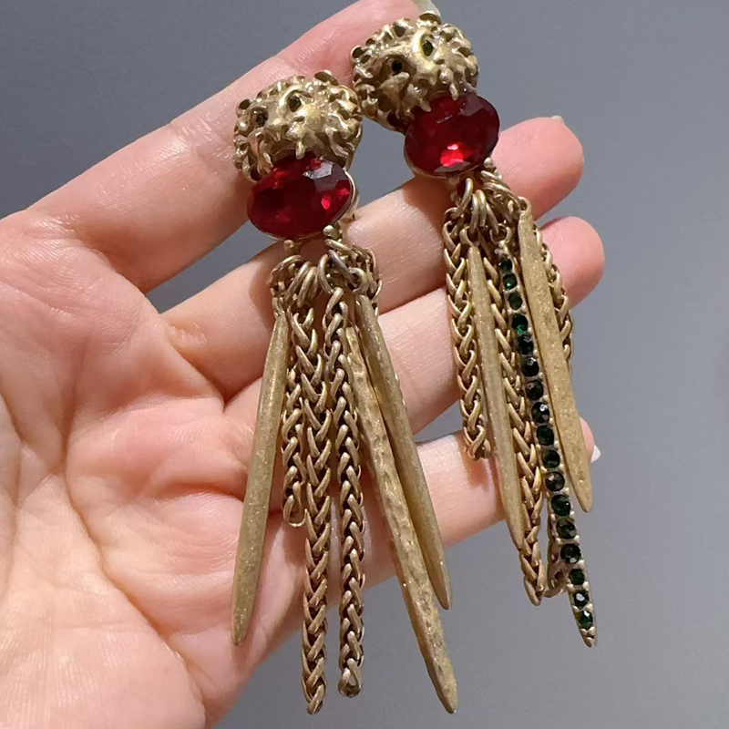 ต่างหูห้อยพู่ห้อยยาวรูปหัวสิงโ - Vintage Fashion Jewelry Brands บทวิจารณ์และราคา